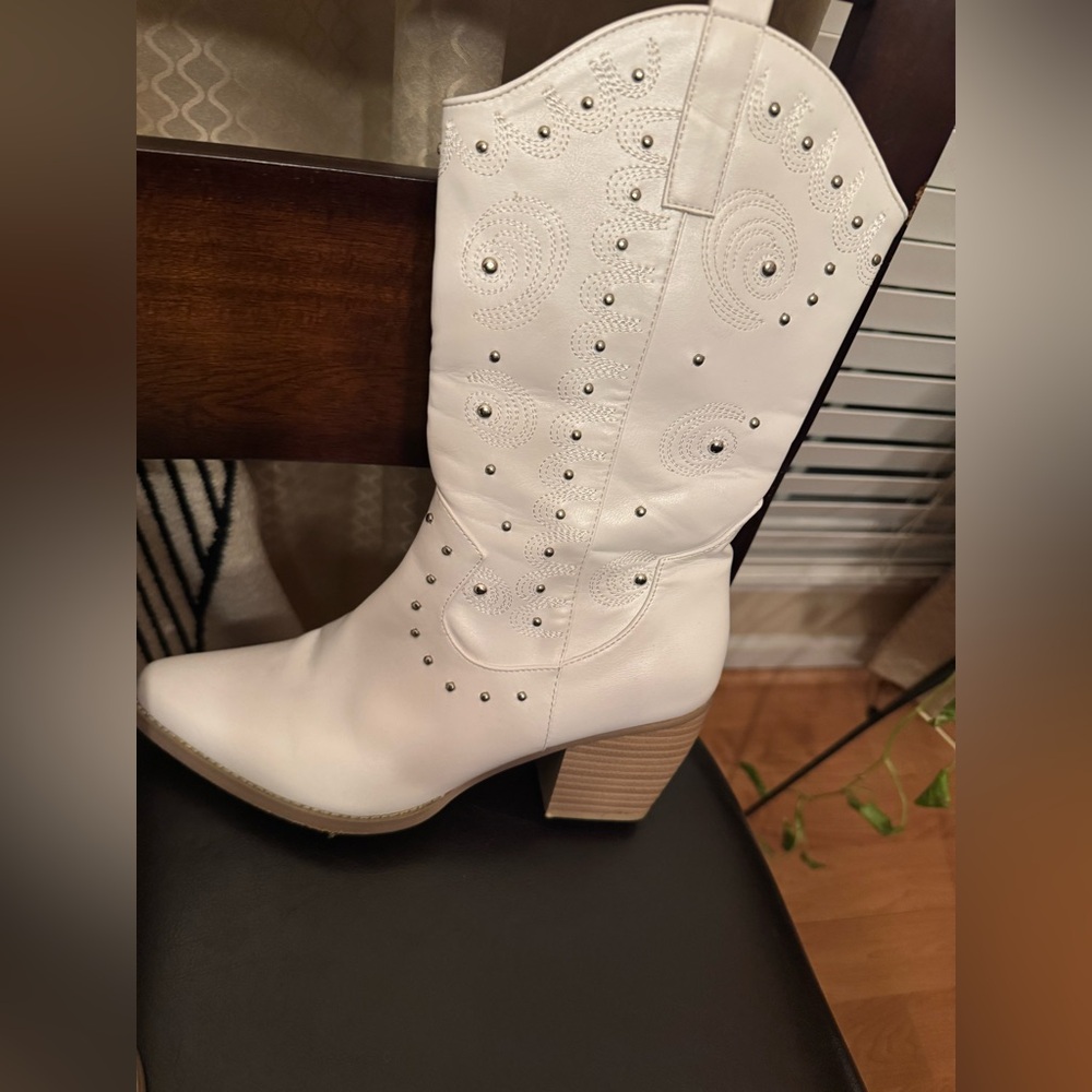Dream Pairs White Heeled Western Boots - Picture 3 of 11